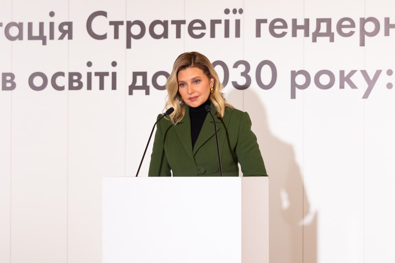 Олена Зеленська здивувала яскравим кольором вбрання (фото)