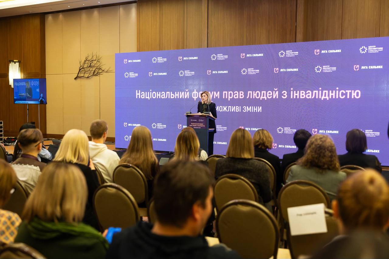 Елена Зеленская показала, как сочетать классический костюм с элегантным бантом