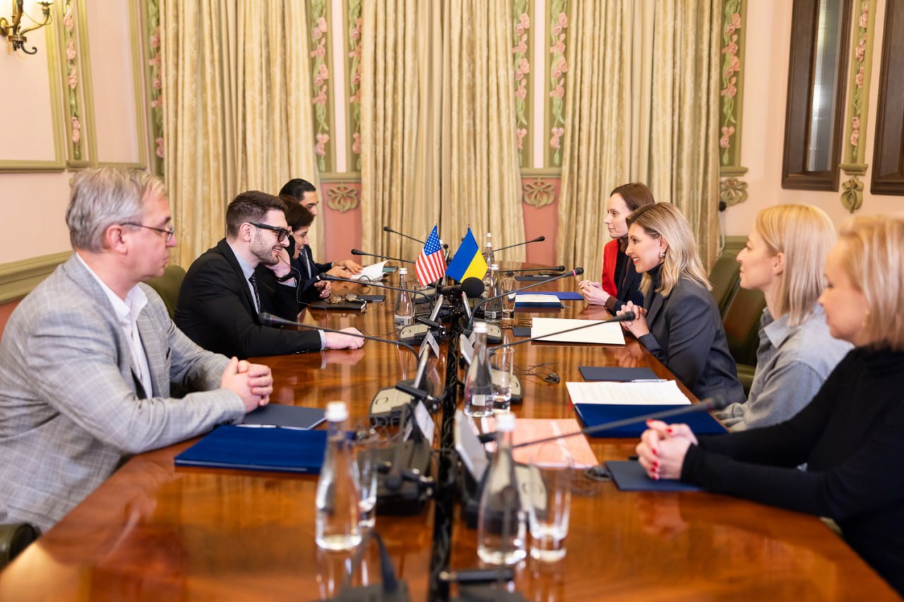 Елена Зеленская в сдержанном образе заговорила о стойкости украинских детей (фото)