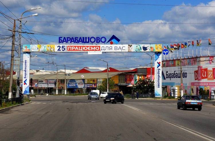 Харків'ян не перемогти: на легендарному "Барабашово" знову кипить торгівля і роздача гуманітарки