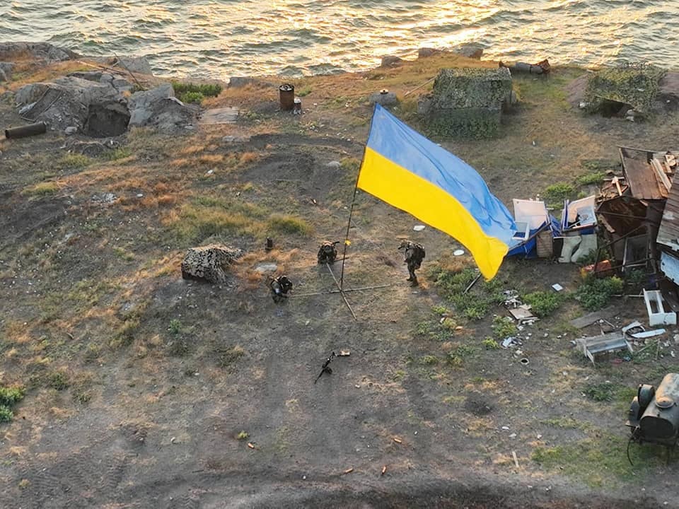 "Підняли прапор на острові, піднімемо і на півострові": відео і фото зі звільненого Зміїного