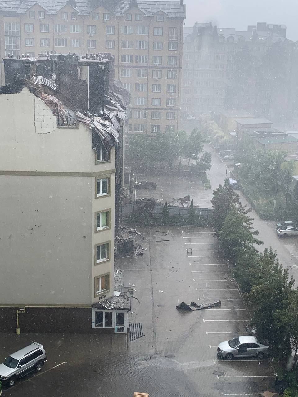 Блискавки з градом, потонуле авто і деревопад: відео і фото моторошної грози у Києві