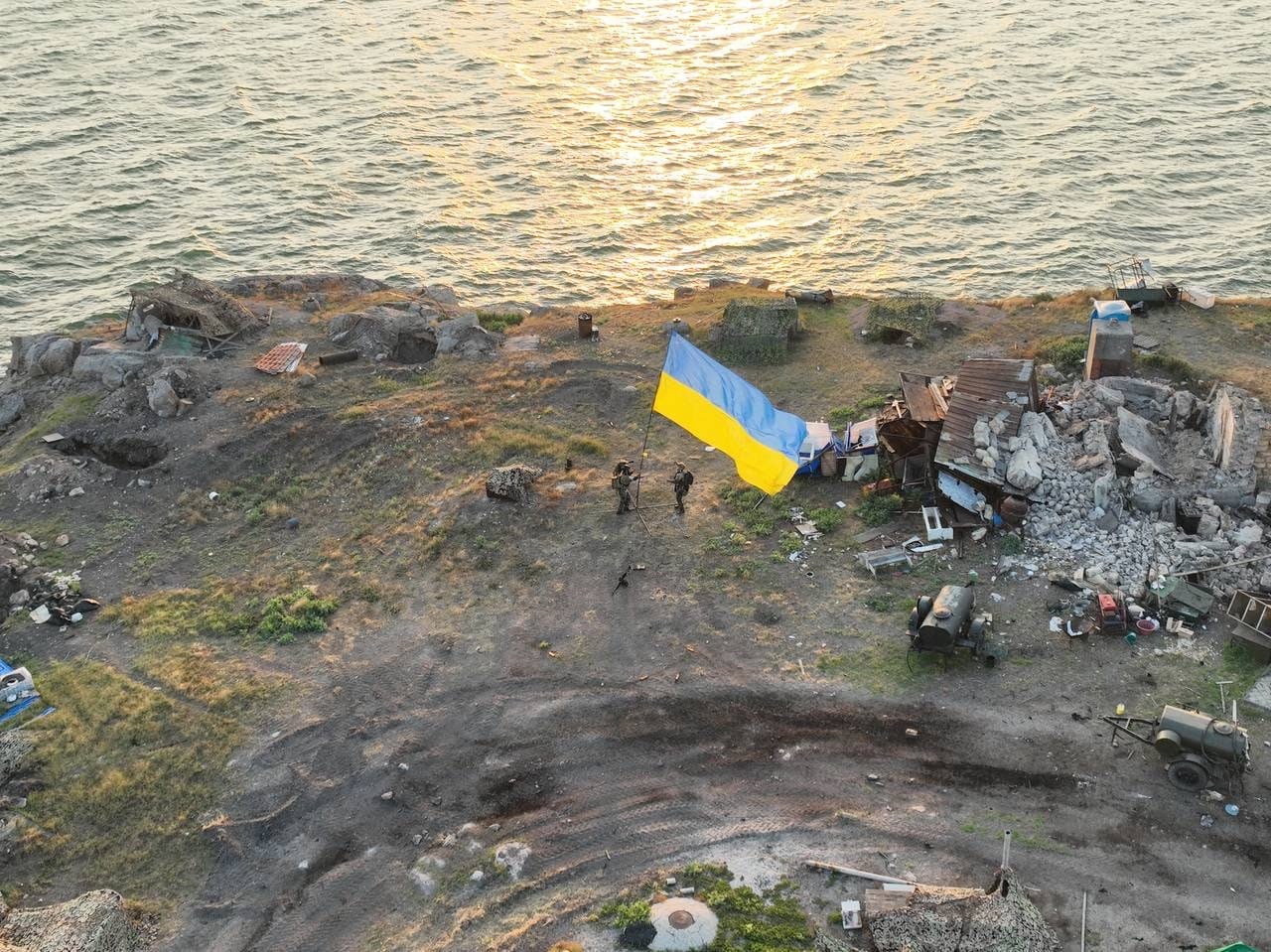 "Підняли прапор на острові, піднімемо і на півострові": відео і фото зі звільненого Зміїного
