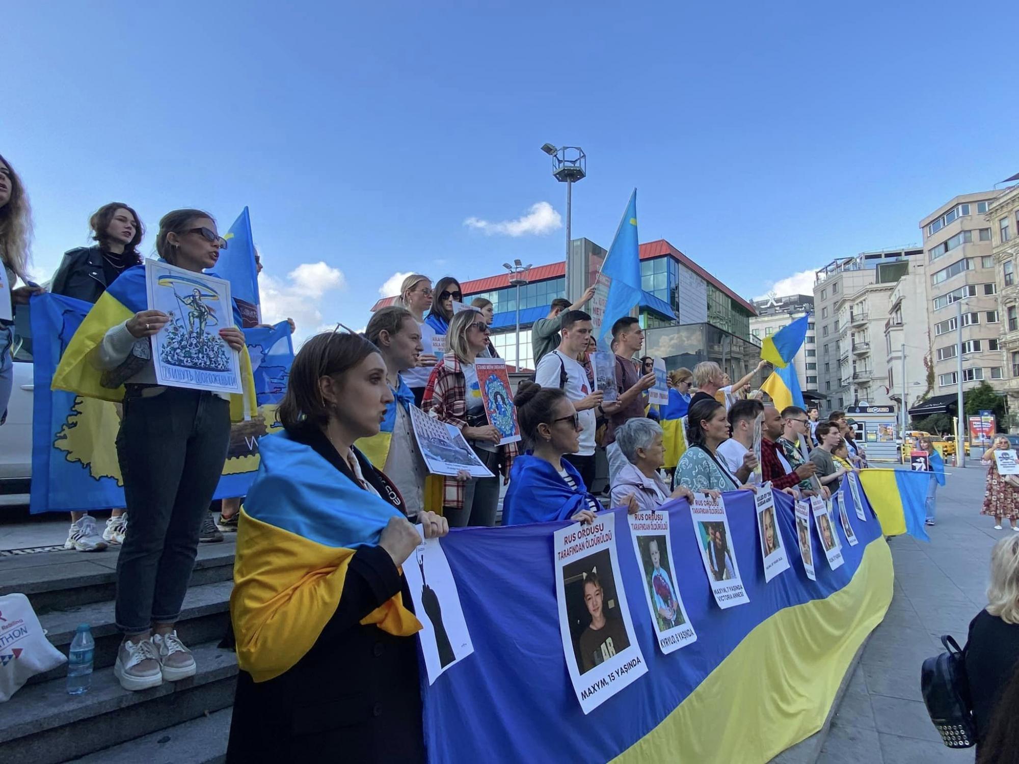 Ракетный террор РФ вывел на митинги в поддержку Украины тысячи людей в разных странах: фото и видео