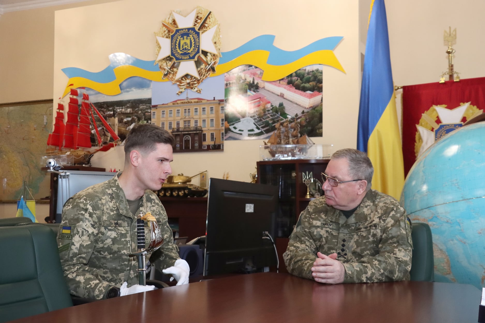 Украинец, который стал лучшим иностранным студентом военной академии Британии, вернулся домой
