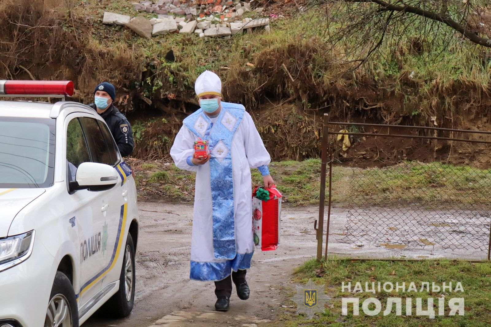 На Закарпатье ребенок пришел в полицию, чтобы найти Св. Николая: попросил инвалидную коляску для брата