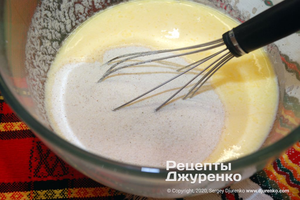Кулінар поділився простим рецептом манника на кефірі: недорого і фантастично смачно!