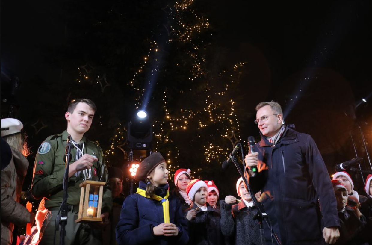 У Львові на церемонії відкриття головної новорічної ялинки стався конфуз (фото та відео)