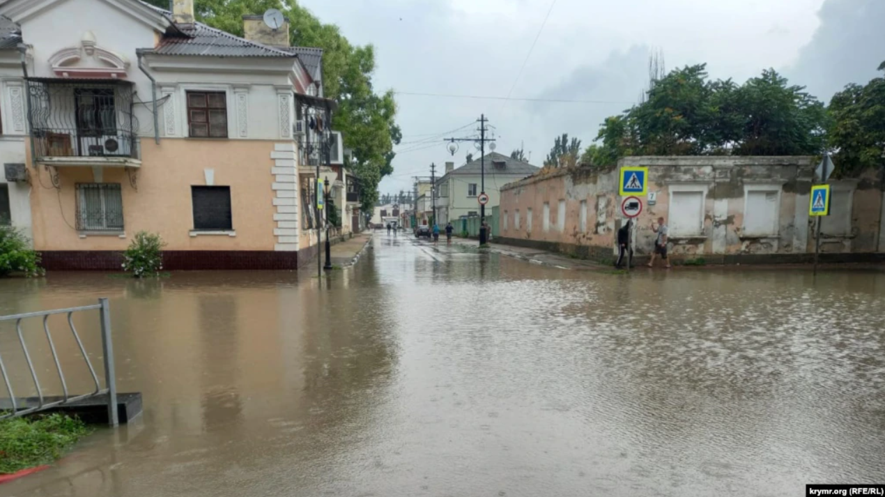 Керч знову пішла під воду через потужні зливи: що відбувається в затопленому місті (відео, фото)