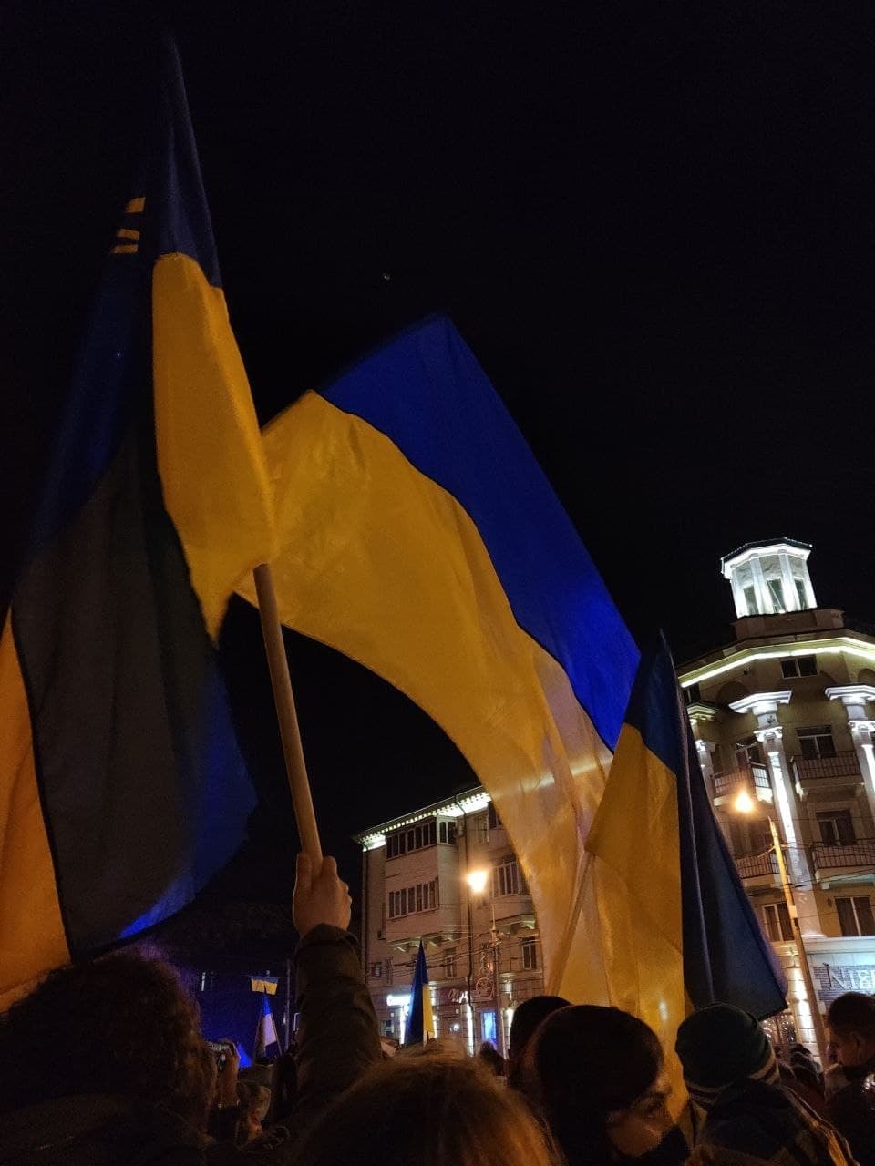 Мариуполь - это Украина! Местные вышли в центр города и поют гимн (видео)