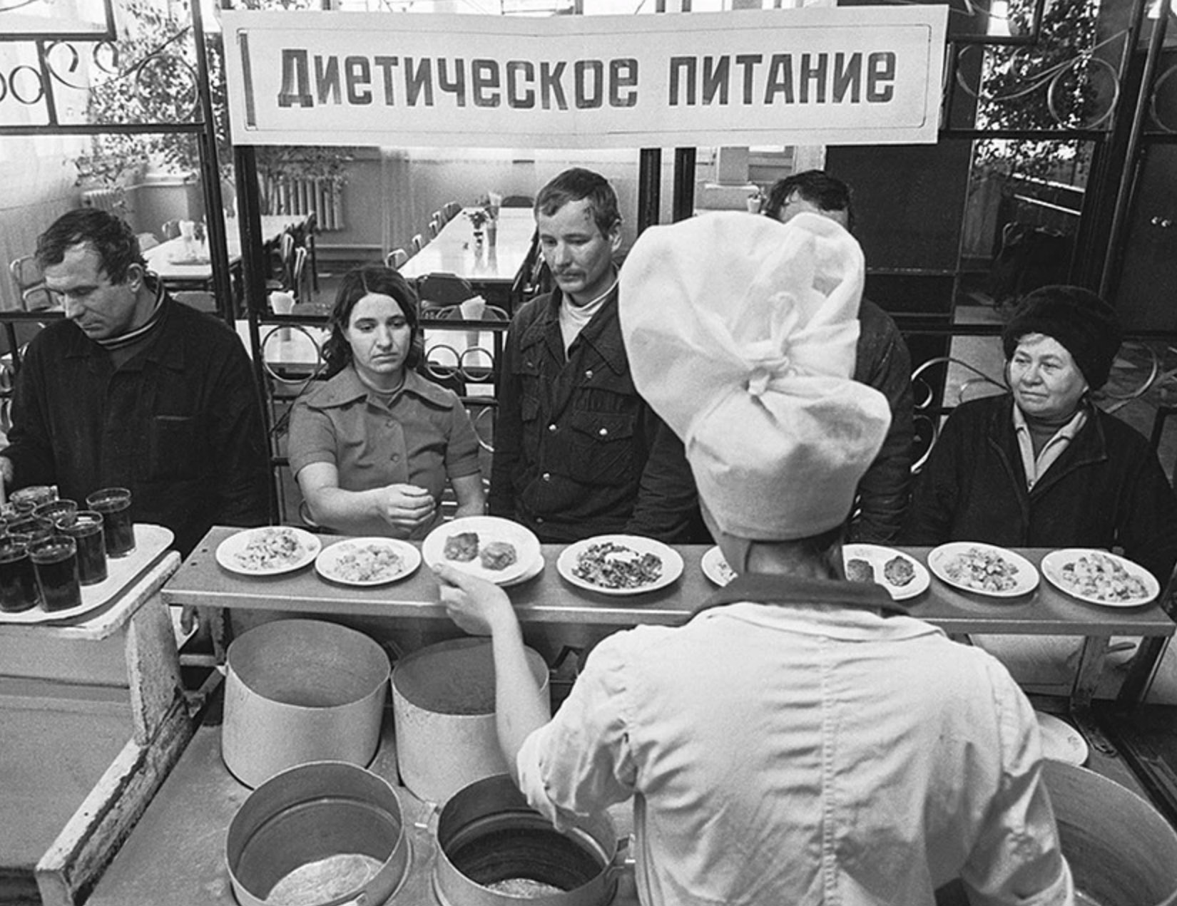 З'явилися фото "убогого радянського фастфуду": брудні пивні, смердючі чебуреки і хамство