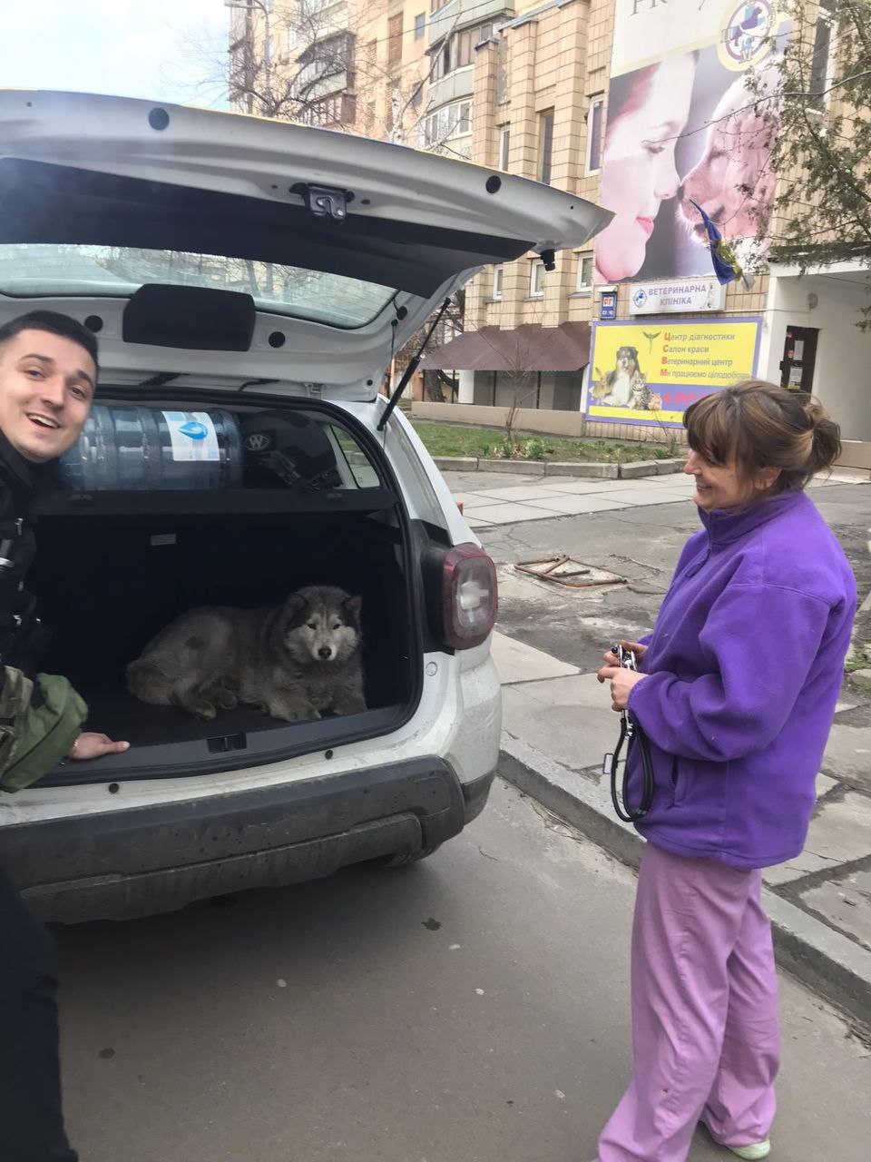 Історія з Бучі зі щасливим кінцем: патрульний врятував пса, який тепер став його другом