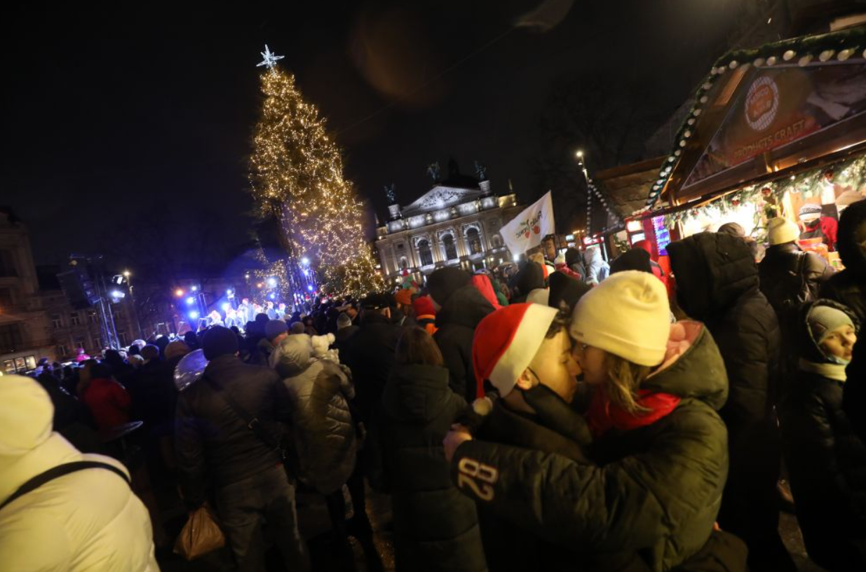 У Львові на церемонії відкриття головної новорічної ялинки стався конфуз (фото та відео)