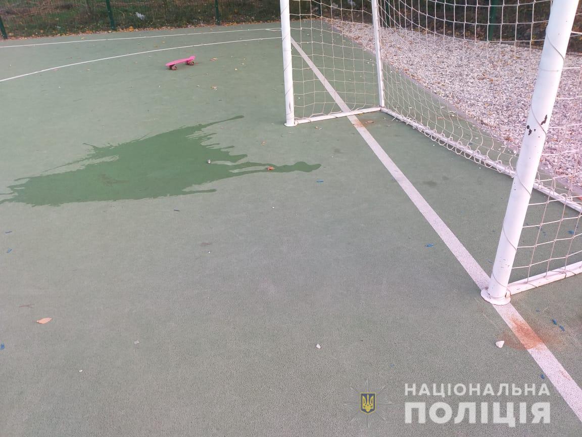 В Харькове 6-летний мальчик попал в реанимацию из-за падения ворот на школьном стадионе