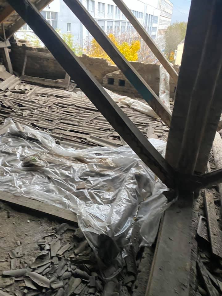Львов накрыло мощным ураганом: стихия сорвала крыши, снесла деревья и обвалила фасады зданий