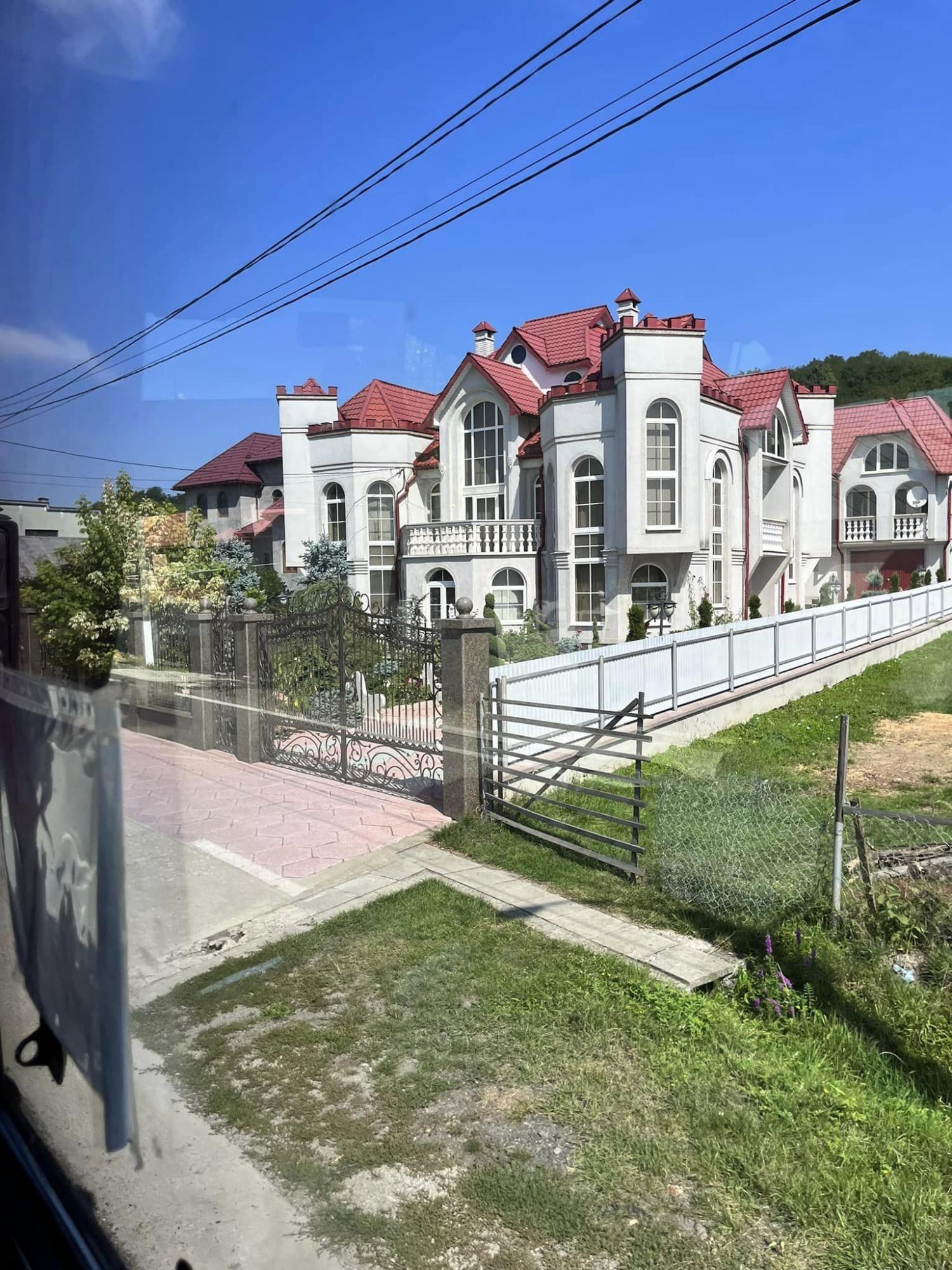 Який вигляд зараз має найбагатше село України, де кожна хата - палац: вражаючі фото