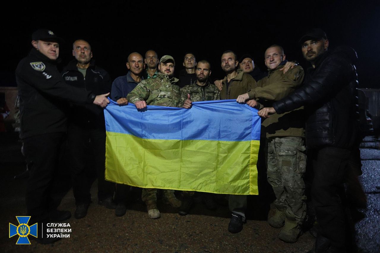 "Найкраща земля у світі": відео з перших хвилин звільнення азовців