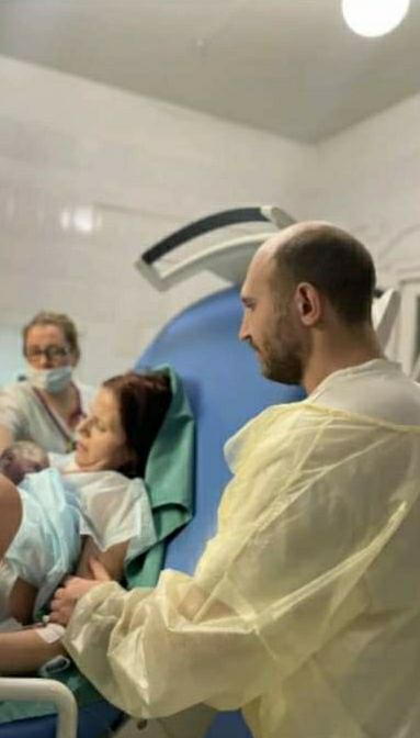 Зворушлива історія возз'єднання сім'ї у лікарні: поранений захисник обійняв новонародженого сина