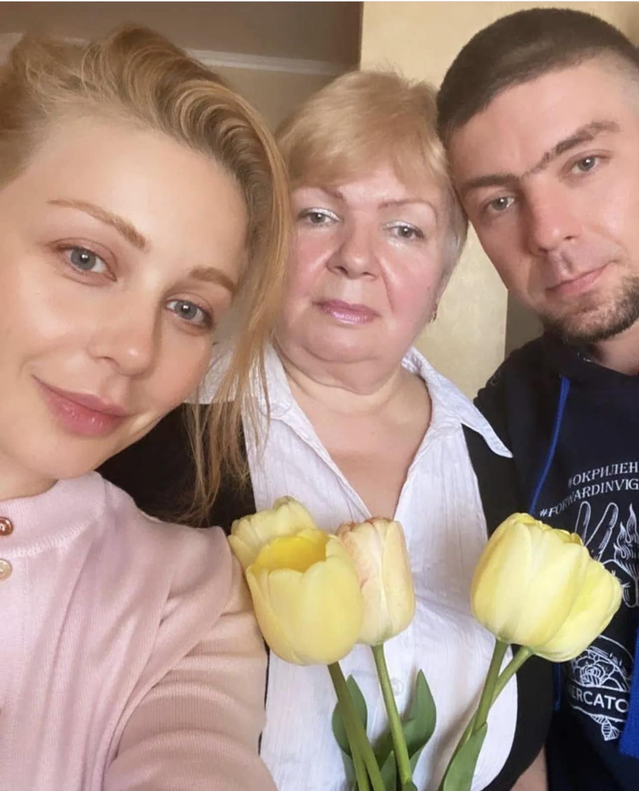 Тіна Кароль показала рідкісне фото з мамою і старшим братом