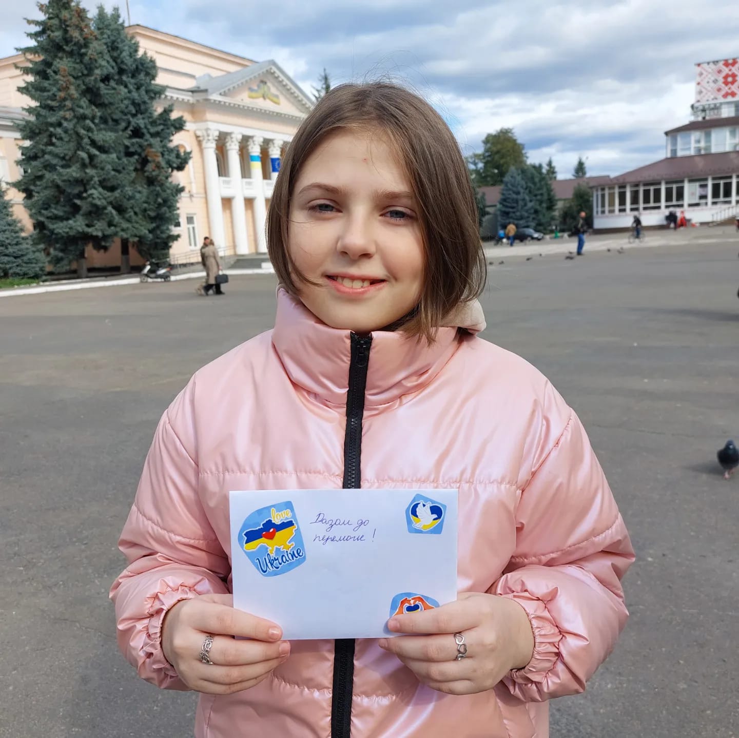 Хоче, щоб тато повернувся з полону: українка обстригла довге волосся, щоб допомогти ЗСУ