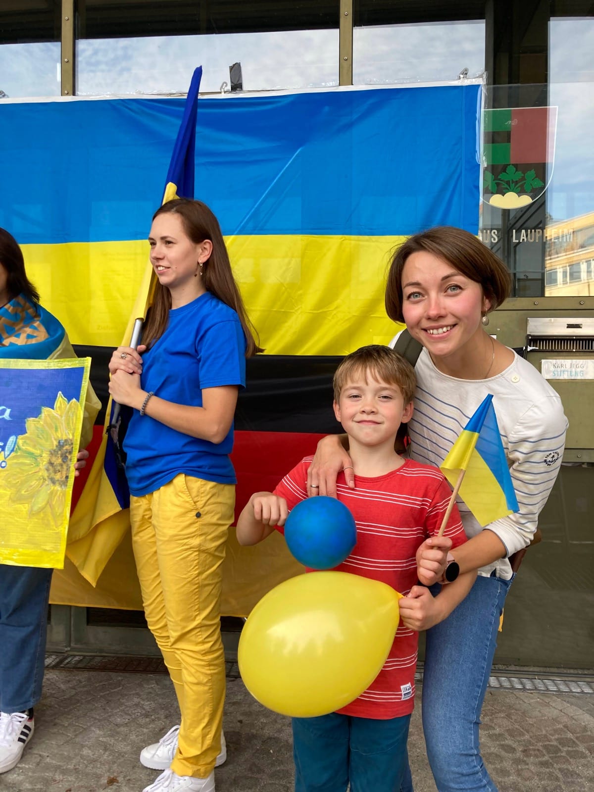 В Германии люди вышли в поддержку украинцев и напомнили миру о войне: яркие фото
