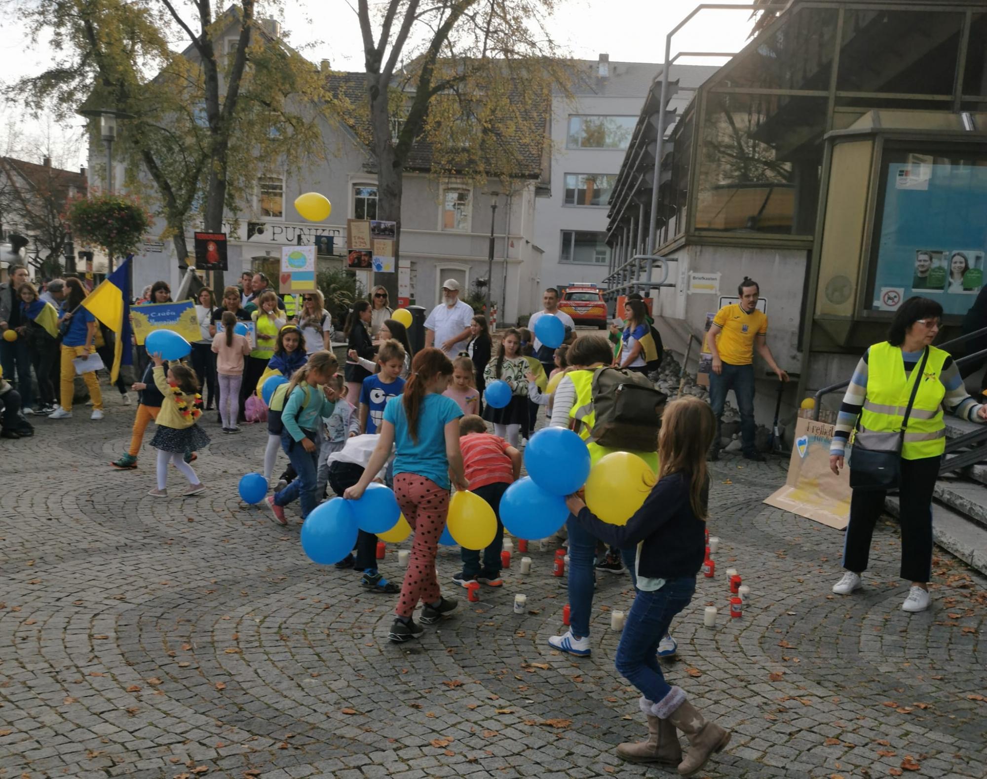 В Германии люди вышли в поддержку украинцев и напомнили миру о войне: яркие фото