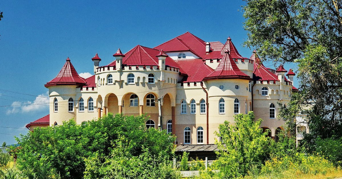 Який вигляд зараз має найбагатше село України, де кожна хата - палац: вражаючі фото