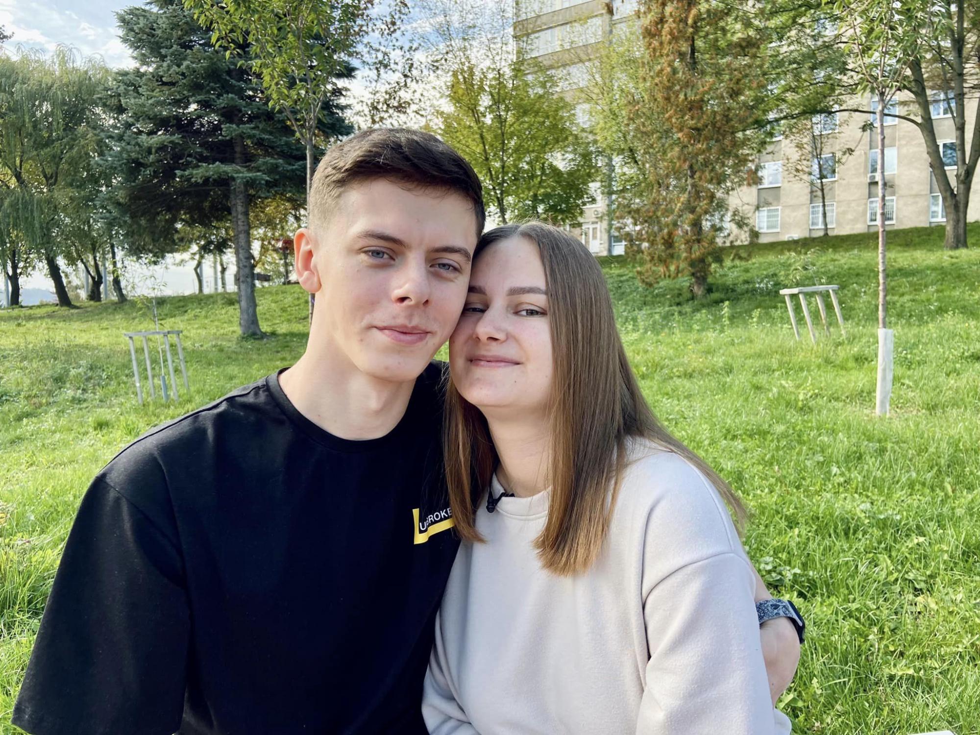 Поженились прямо в больнице: история любви украинского военного, потерявшего руку