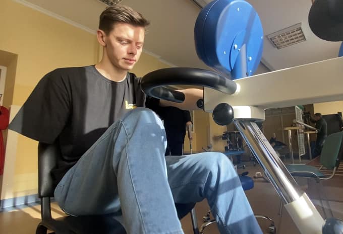 Поженились прямо в больнице: история любви украинского военного, потерявшего руку