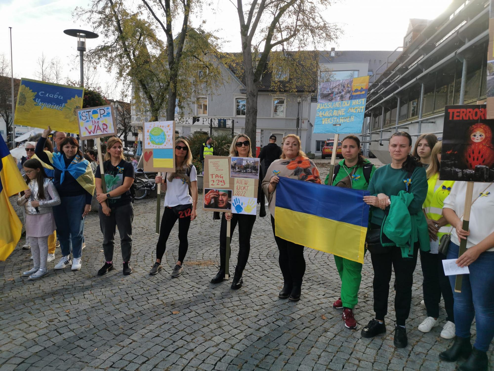 В Германии люди вышли в поддержку украинцев и напомнили миру о войне: яркие фото