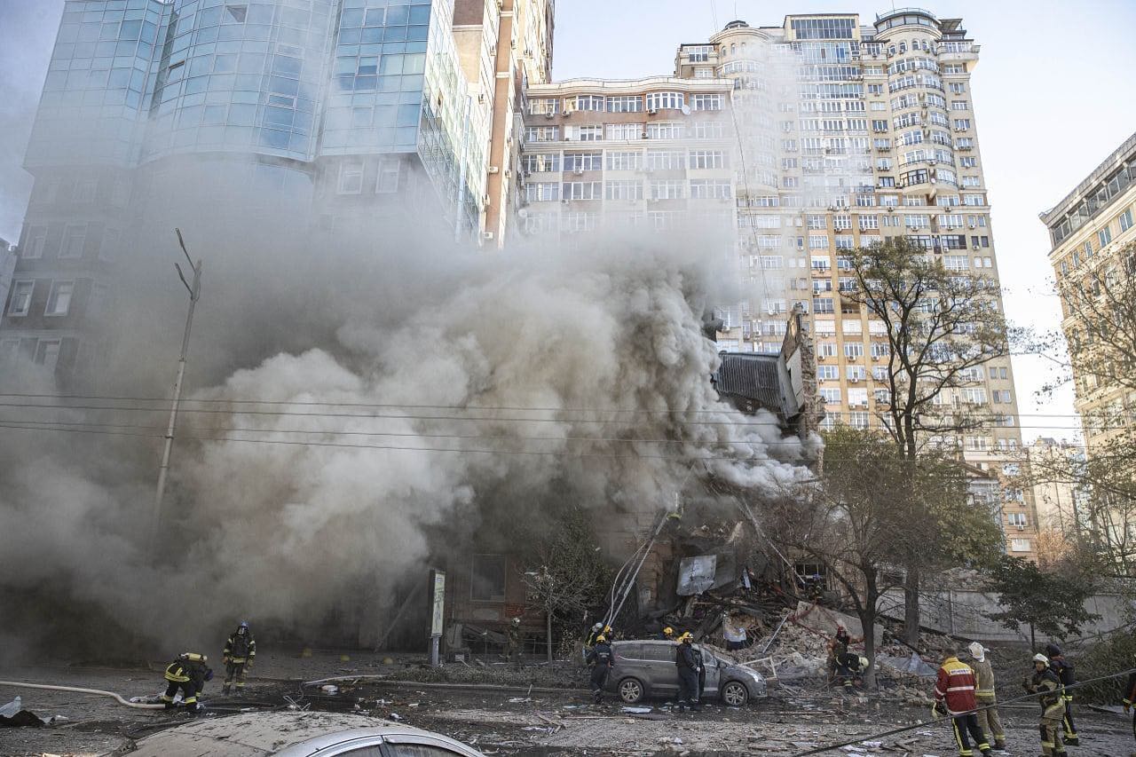 У Києві ворожий дрон влучив біля будинку українського ведучого: фото наслідків