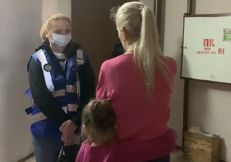 У Києві 5-річну дівчинку тримали під замком з купою собак: по квартирі гасають таргани
