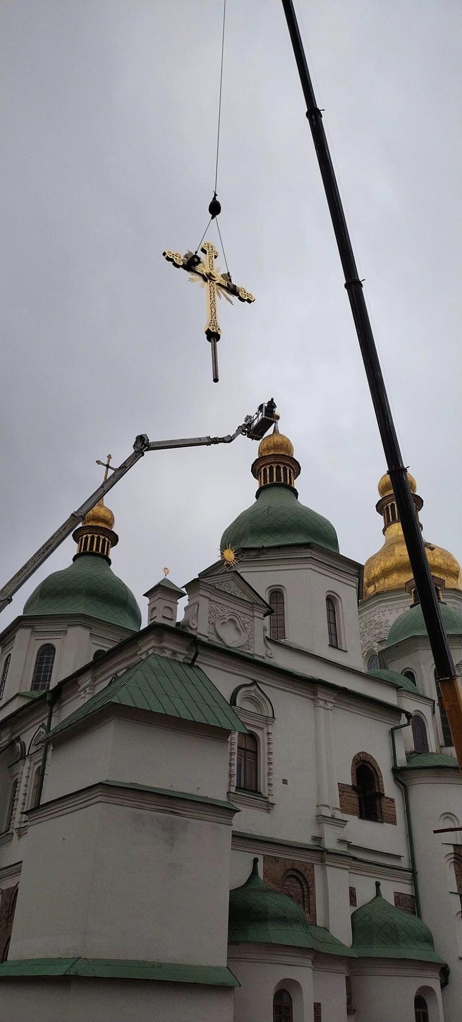 "Знак нашей победы": на Софии Киевской установили крест, сорванный ураганом перед российским вторжением