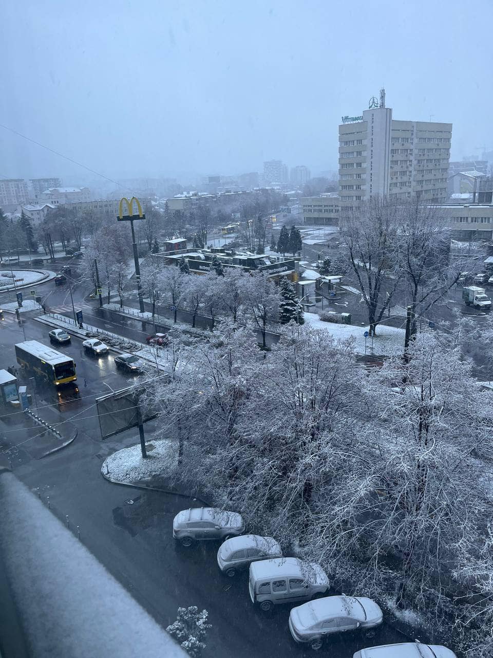 Україну окутало снігом, подекуди висипало 10 см: красиві фото і відео