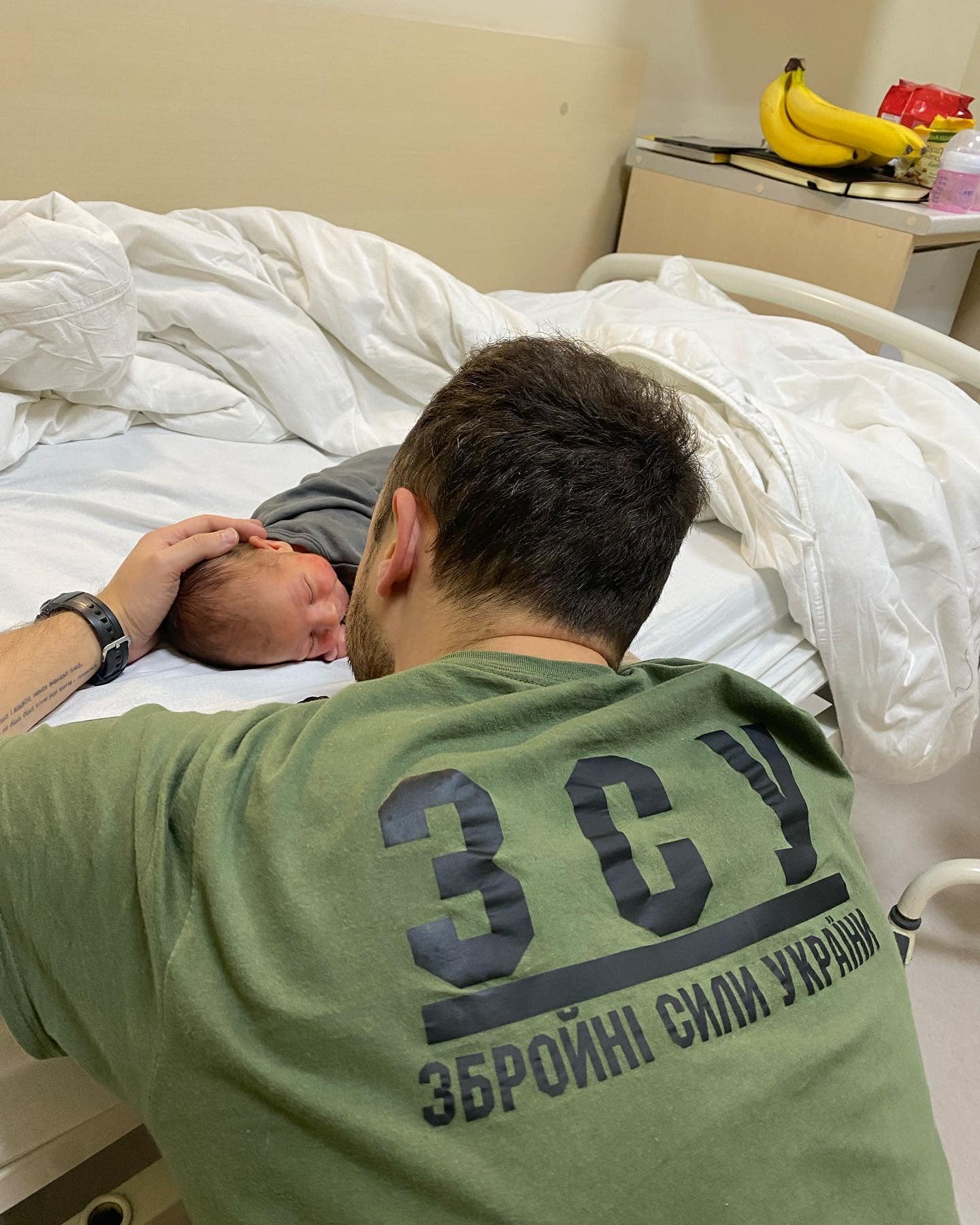 Малюк спав на гітарі: український військовий заспівав зворушливу колискову для сина