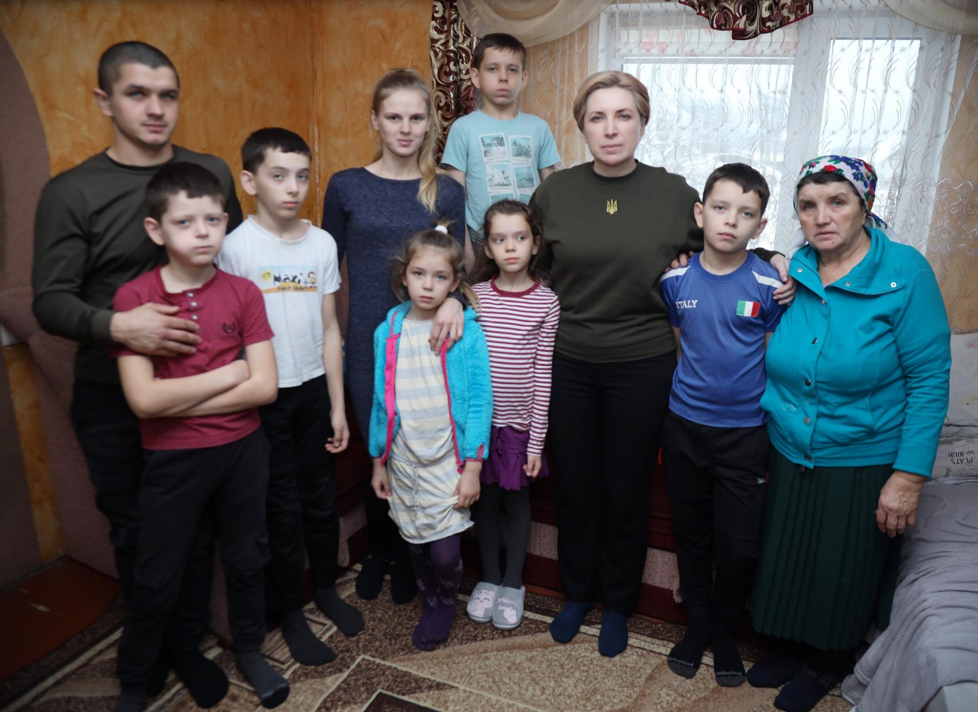 24-летний военный ВСУ усыновил восьмерых детей-сирот: трогательная история