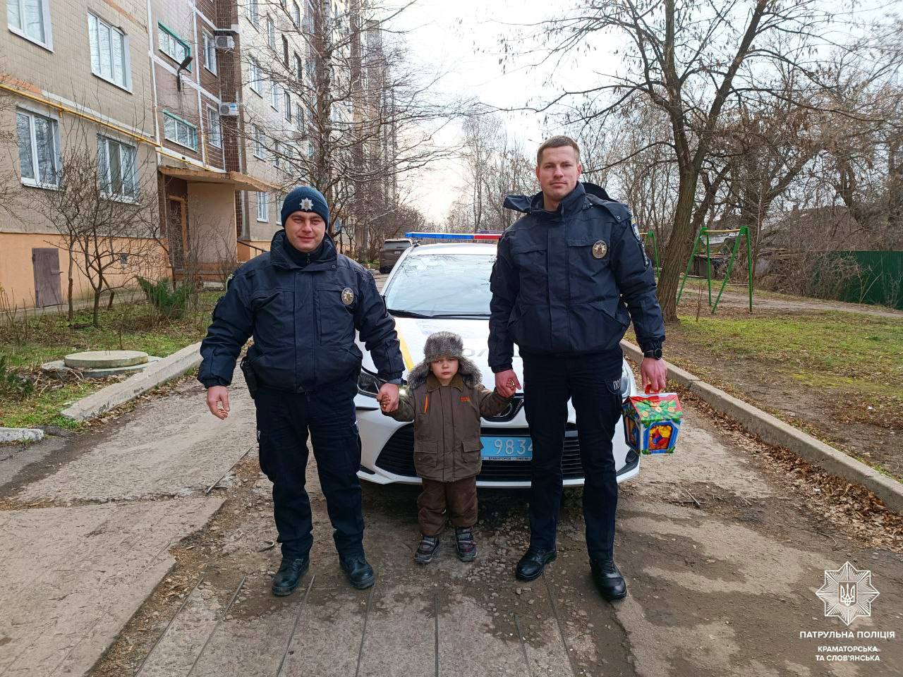 В одній руці подарунок, в іншій - хліб: зворушлива історія про хлопчика зі Слов'янська, який втратив маму