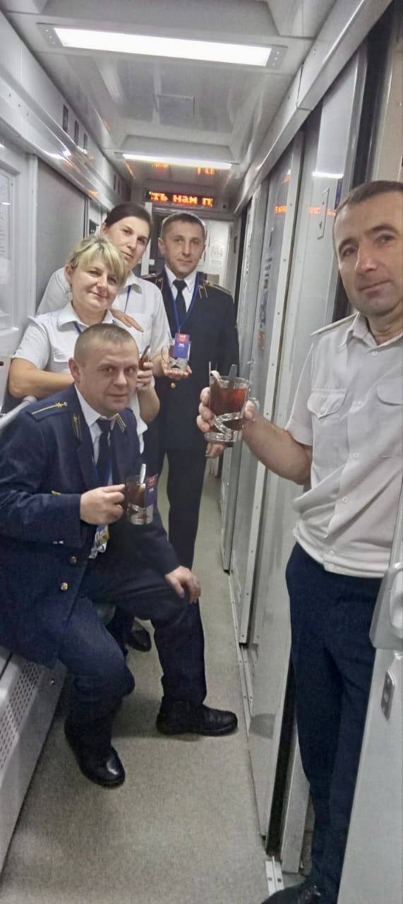 Укрзализныця показала, как пассажиры встречали Новый год в поездах: "что в подстаканниках не спрашивали"