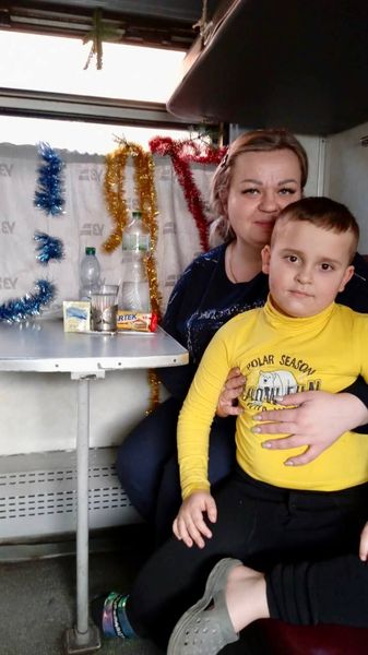 Укрзализныця показала, как пассажиры встречали Новый год в поездах: "что в подстаканниках не спрашивали"