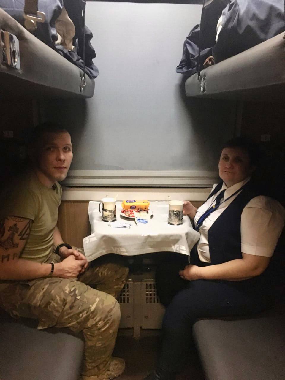 Укрзализныця показала, как пассажиры встречали Новый год в поездах: "что в подстаканниках не спрашивали"