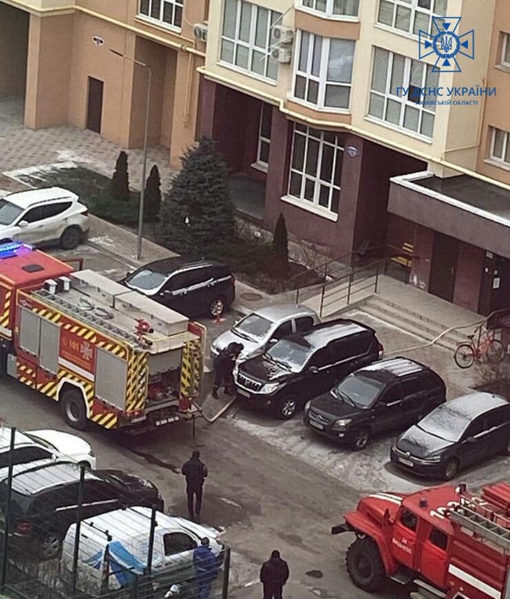 Под Киевом спасатели из-за припаркованных авто не смогли быстро потушить пожар (фото)