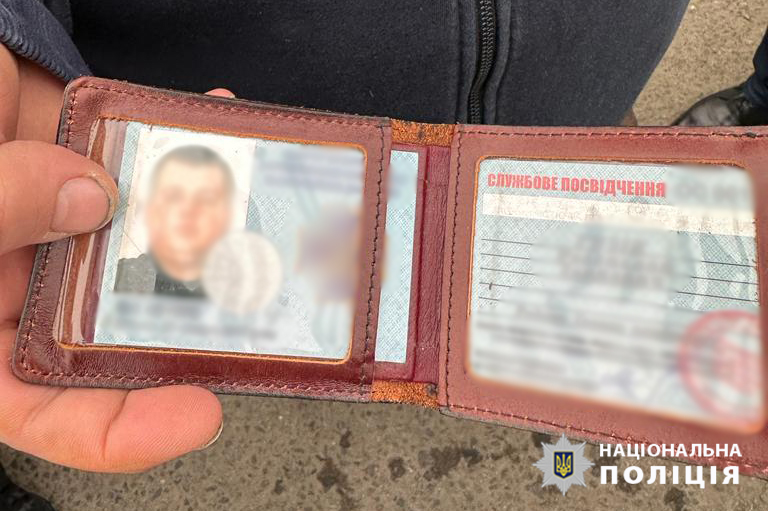 У Києві фейковий "коп" займався здирством: як діяв шахрай