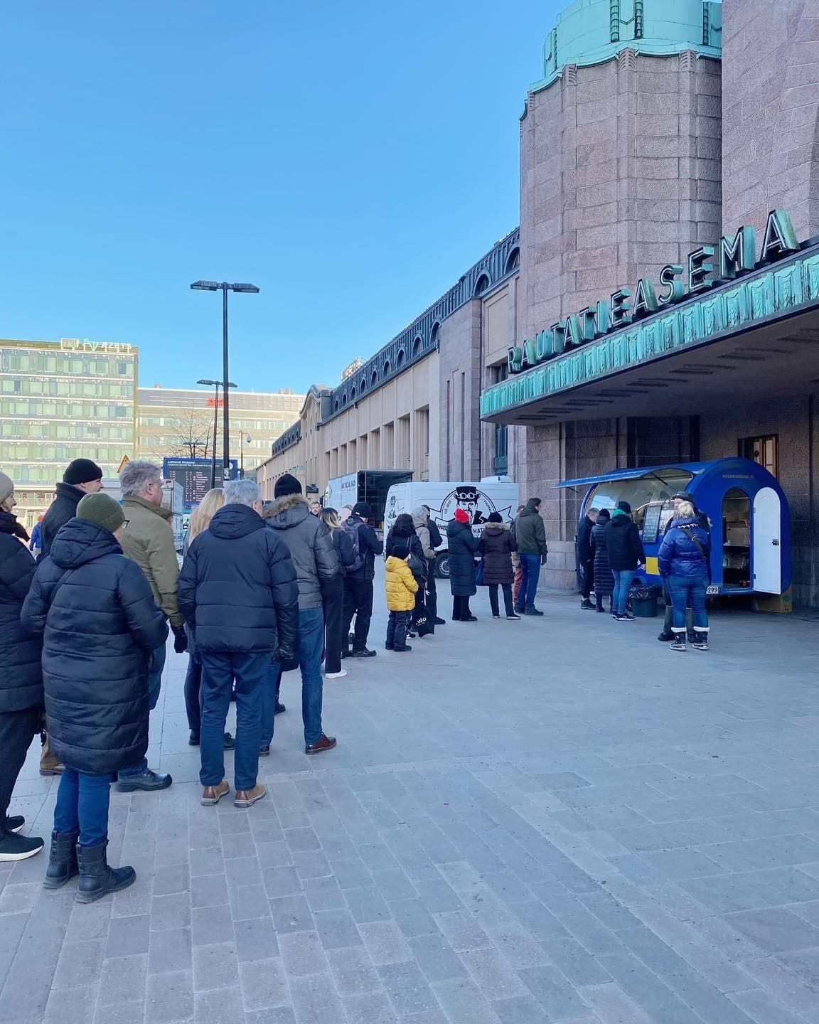 Фінський актор закрив бізнеси в РФ і продає в Гельсінкі борщ із пирогами, щоб допомогти Україні