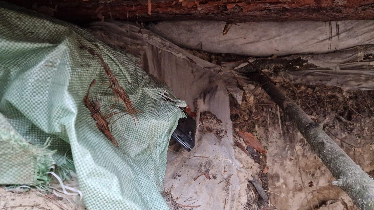 Под Киевом в блиндаже оккупантов обнаружили похищенный ноутбук: как нашли владельца (фото)