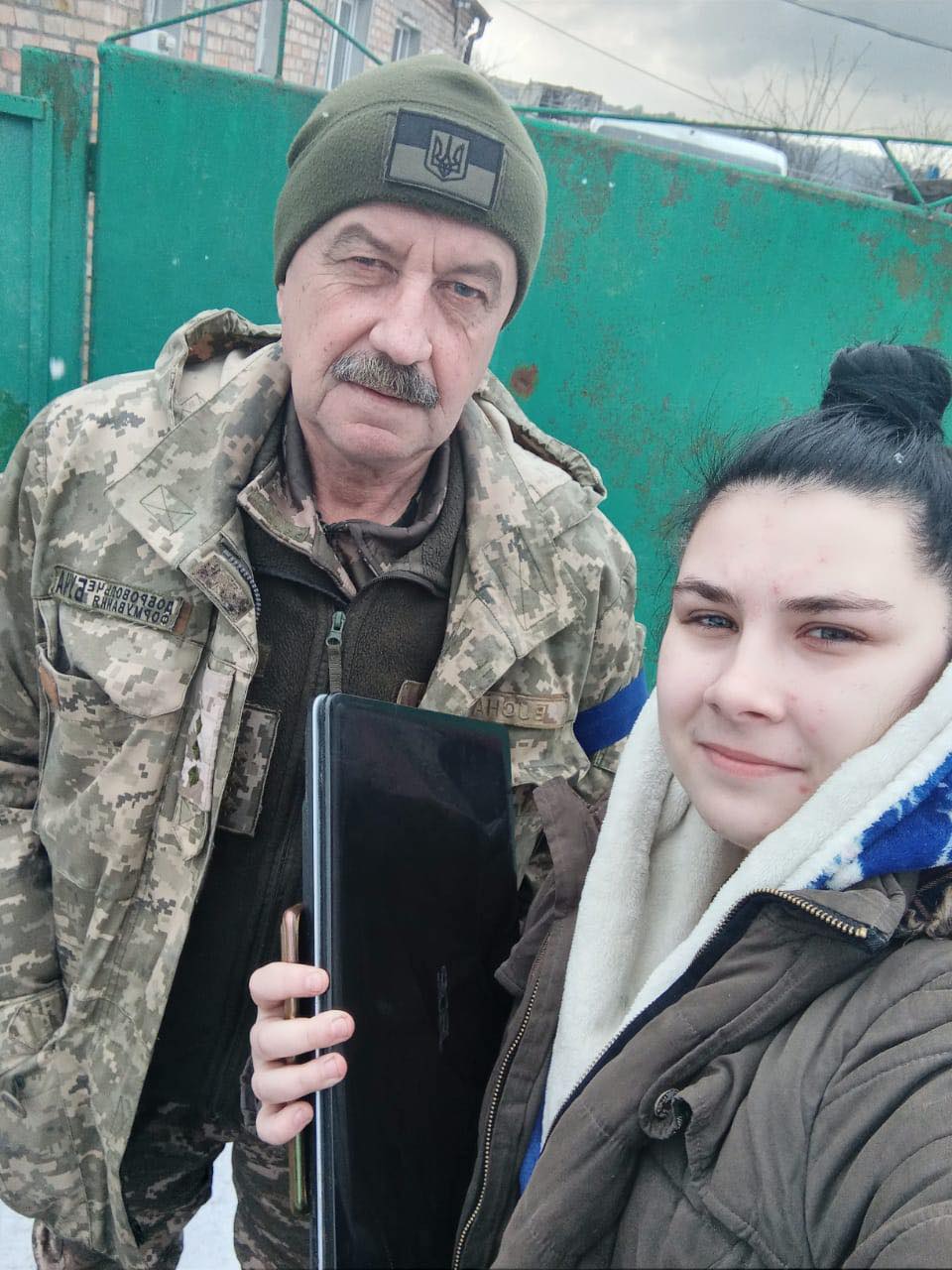 Под Киевом в блиндаже оккупантов обнаружили похищенный ноутбук: как нашли владельца (фото)