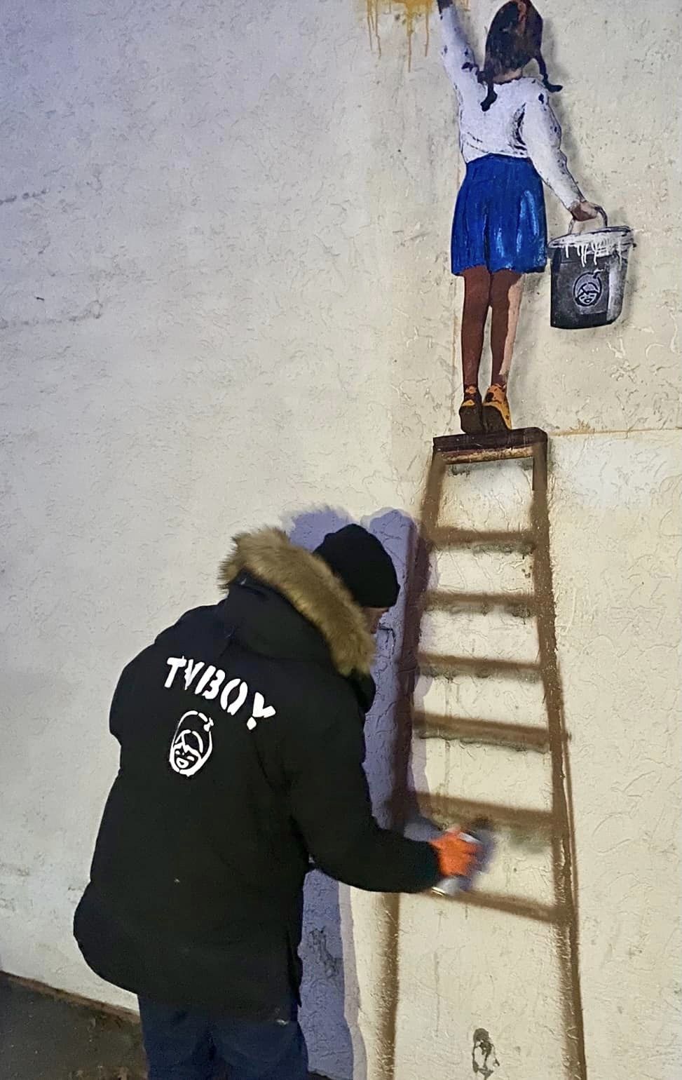 В Буче и Ирпене появились граффити итальянского художника TvBoy, который "посадил" Путина