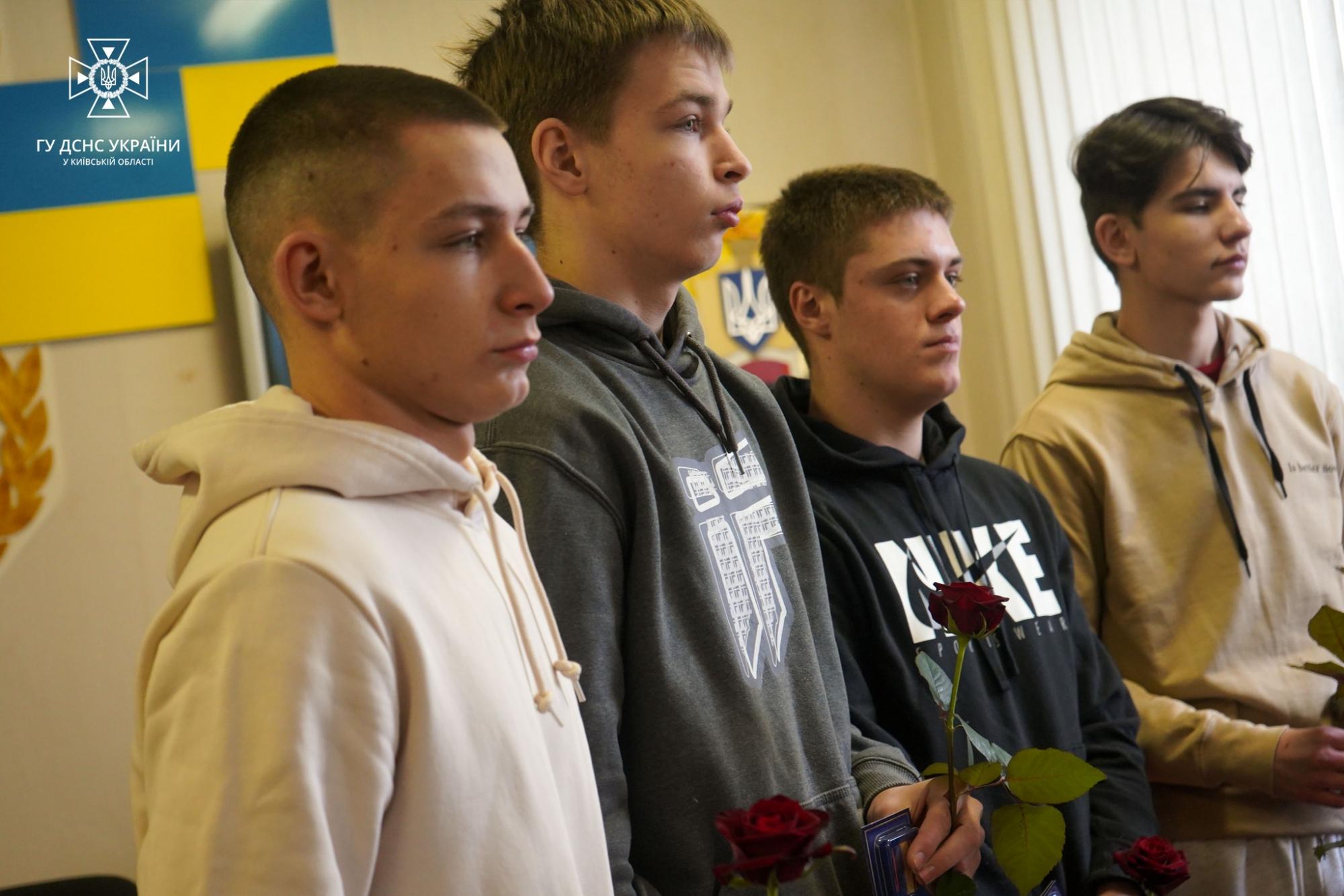 Школярі у Броварах, які рятували дітей у садочку після авіакатастрофи, отримали нагороди (фото)