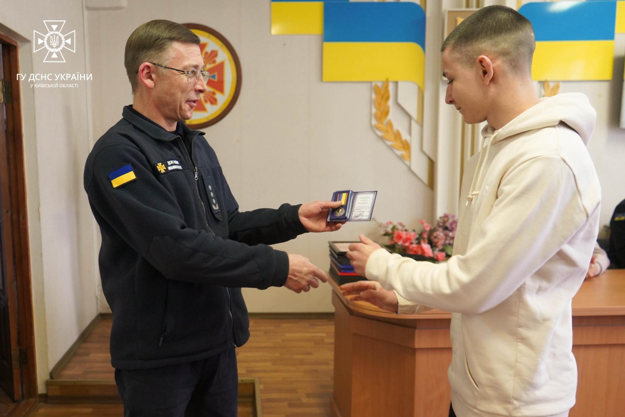 Школярі у Броварах, які рятували дітей у садочку після авіакатастрофи, отримали нагороди (фото)