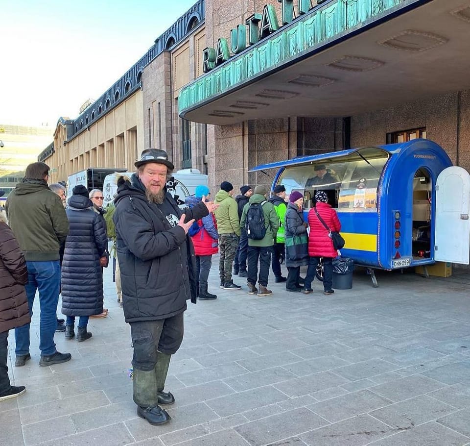 Фінський актор закрив бізнеси в РФ і продає в Гельсінкі борщ із пирогами, щоб допомогти Україні