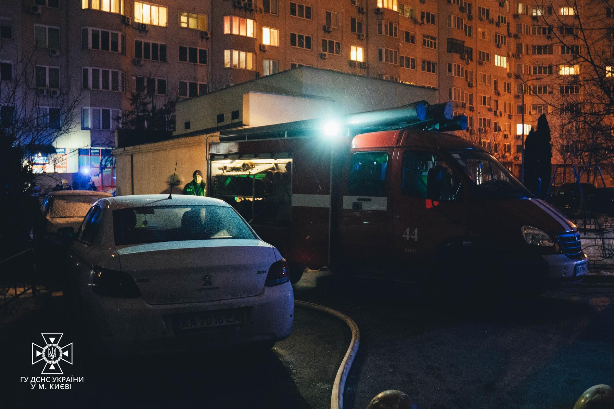 Не змогли застосувати автодрабину: у Києві припарковані машини заважали швидко загасити пожежу